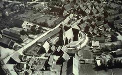 DIA42207 Spijkenisse; ; Luchtfoto van de Dorpskerk en het vroegere dorp, ca. 1935