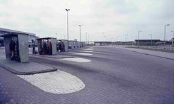 DIA42225 Busstation bij Metrostation Hoogvliet; ca. 1985