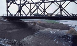 DIA42233 Spijkenisse; ; De bouw van de nieuwe Spijkenisserbrug, ca. 1977