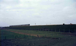 DIA42240 De metrolijn over een dijk; ca. 1980