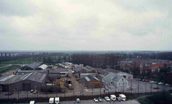 DIA42267 De bedrijven langs de Breeweg en de woningen in de Vogelbuurt, gezien vanaf de Marrewijkflat; ca. 1980