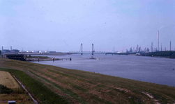 DIA42320 De Oude Maas met de Botlekbrug; ca. 1980