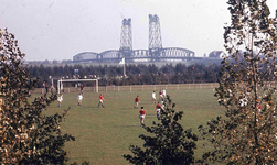 DIA42332 Voetballen op Sportpark Oostbroek; ca. 1976