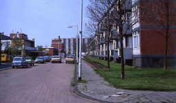 DIA42333 De Anjerstraat. Links Winkelcentrum 't Plateau, op de achtergrond de Akeleiflat; ca. 1980