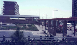 DIA42394 Pergola op Winkelcentrum 't Plateau; 1985