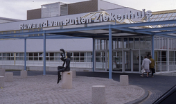 DIA42540 Ziekenhuis Ruwaard van Putten: met het kunstwerk De Godin van de Gezondheid; Augustus 1990