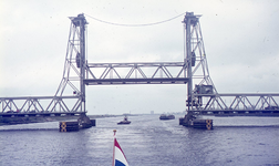 DIA42749 De Botlekbrug, gezien vanaf de Oude Maas; 1963