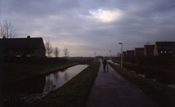 DIA42776 De Hogeweg, richting de polder van Simonshaven. Rechts woningen langs de Klarinetstraat, Hobostraat en ...