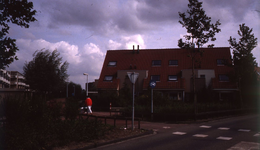 DIA42822 De Akkersweg, ter hoogte van de kruising met het fietspad van de Meeldijk. Woningen aan de Buntgras; September 1988