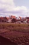 DIA42955 De Achterstraat, met taxi en autoverhuur; ca. 1975
