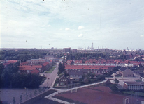 DIA42991 De Groene Kruisstraat en op de achtergrond de Botlek, gezien vanaf de Marrewijkflat; juni 1969