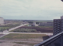 DIA42993 De vroeger nog doorgetrokken Marrewijklaan, gezien vanaf de Marrewijkflat; juni 1969