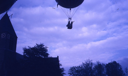 DIA43026 Luchtballon boven Spijkenisse tijdens Koninginnedag. Reclame voor de lokale krant Botlek; 30 april 1978