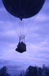 DIA43027 Luchtballon boven Spijkenisse tijdens Koninginnedag. Reclame voor de lokale krant Botlek; 30 april 1978