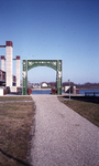 DIA43111 De poort van de oude Spijkenisserbrug naast de nieuwe Spijkenisserbrug; ca. 1980