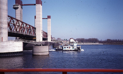 DIA43112 Een duwboot vaart onder de nieuwe Spijkenisserbrug door; ca. 1980