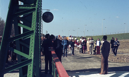 DIA43114 Overdracht van de poort van de oude Spijkenisserbrug; 5 mei 1980