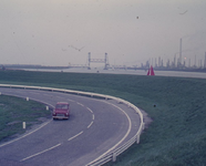 DIA43126 Bocht in de Plaatweg. Op de achtergrond de Botlekbrug; ca. 1968