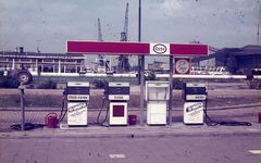 DIA43131 Esso pompstation in de Botlek, op de achtergrond Botlekbrug Restaurant; ca. 1970