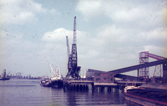 DIA43132 De 3e Petroleumhaven, rechts de Aluchemie; ca. 1970