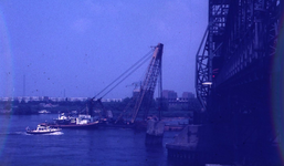 DIA43168 Het omhoog brengen van de oude Spijkenisserbrug (?); 1967