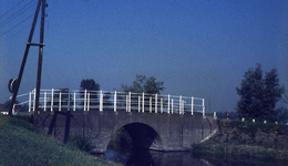 DIA43191 De Vierde Heulbrug over de Vierambachtenboezem, ter hoogte van de Malledijk; ca. 1975