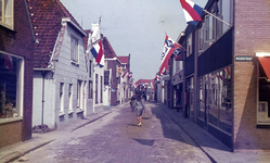 DIA43209 Vlaggen aan de winkels in de Voorstraat; ca. 1968