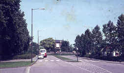 DIA43212 De Vredehofstraat richting de Voorstraat, met de dokterswoning op de achtergrond; ca. 1968