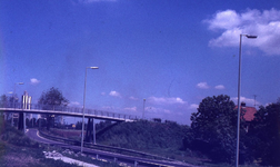 DIA43297 Loopbrug over de Groenewoudlaan bij Ottershol; ca. 1975