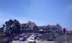 DIA43305 Winkels en woningen langs de Nieuwstraat, met groene balkons; ca. 1978