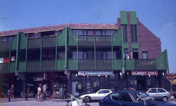 DIA43306 Winkels en woningen langs de Nieuwstraat, met groene balkons. Visspecialiteiten Albert Toet; ca. 1978