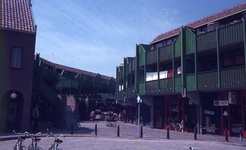 DIA43307 Winkels en woningen langs de Nieuwstraat, met groene balkons; ca. 1978