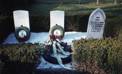 DIA43371 Oorlogsgraven op de begraafplaats aan de Vredehofstraat voor de twee Engelse piloten Pilot Officer M.H. ...