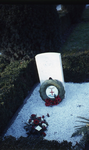 DIA43372 Oorlogsgraven op de begraafplaats aan de Vredehofstraat voor de twee Engelse piloten Pilot Officer M.H. ...
