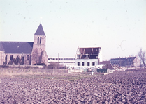 DIA43411 Sloop van het huisje van R.C. Hogenboom naast de Dorpskerk; ca. 1970