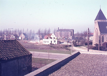 DIA43412 Sloop van het huisje van R.C. Hogenboom naast de Dorpskerk; ca. 1970