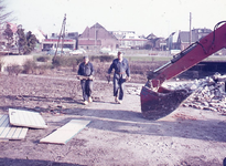 DIA43413 Sloop van het huisje van R.C. Hogenboom naast de Dorpskerk; ca. 1970