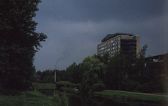 DIA43459 De singel en groenstrook tussen Groenewoud en Groenewoud-Noord (nu Gildenwijk) met de Marckenburgh; ca. 1986