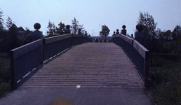 DIA43542 Fietsbrug over de Vierambachtenboezem, parallel aan de Baljuwlaan; ca. 1986