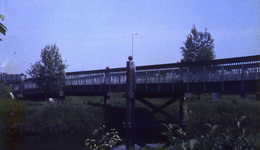 DIA43548 Fietsbrug over de Vierambachtenboezem, parallel aan de Baljuwlaan; ca. 1986