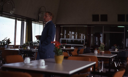 DIA43571 Verzorgingstehuis De Marckenburgh: man in de eetzaal; ca. 1978
