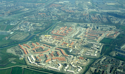 DIA43602 Luchtfoto van Spijkenisse: de Wijk Sterrenkwartier Noord, (Wijk De Hoek), in aanbouw; ca. 1979