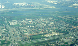 DIA43604 Luchtfoto van Spijkenisse: de Wijk Hoogwerf; ca. 1979