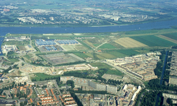 DIA43608 Luchtfoto van Spijkenisse: Marrewijkflat, op de achtergrond de loodsen van Baris, de industrie langs de haven ...