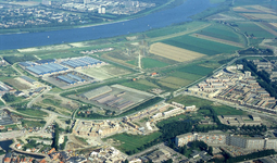 DIA43613 Luchtfoto van Spijkenisse: Marrewijkflat, op de achtergrond de loodsen van Baris, de industrie langs de haven ...