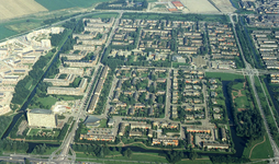 DIA43614 Luchtfoto van Spijkenisse: de Wijk Groenewoud, op de voorgrond De Marckenburgh; ca. 1979