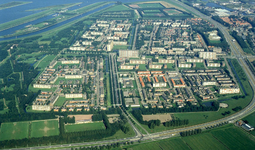 DIA43615 Luchtfoto van Spijkenisse: de wijken Schiekamp en Hoogwerf; ca. 1979