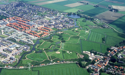 DIA43619 Luchtfoto van Spijkenisse: de wijk Waterland en het dorp Hekelingen, Park Waterland; ca. 1980