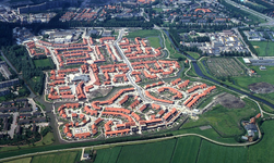 DIA43620 Luchtfoto van Spijkenisse: de Wijk Sterrenkwartier Noord, (Wijk De Hoek); ca. 1981