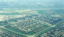 DIA43625 Luchtfoto van Spijkenisse: de Wijk Groenewoud; ca. 1979